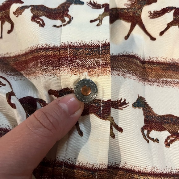 NWT Wrangler Western Shirt Women’s Medium  White/Red Horses Long Sleeve - Picture 5 of 8
